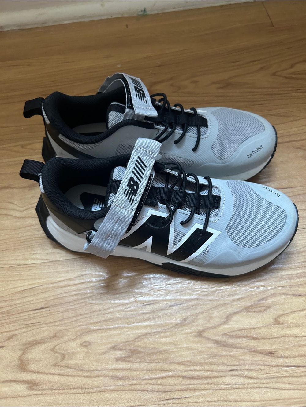 New Balance Kids' Gray and Black Athletic Sneakers with Velcro Strap size 3 wide